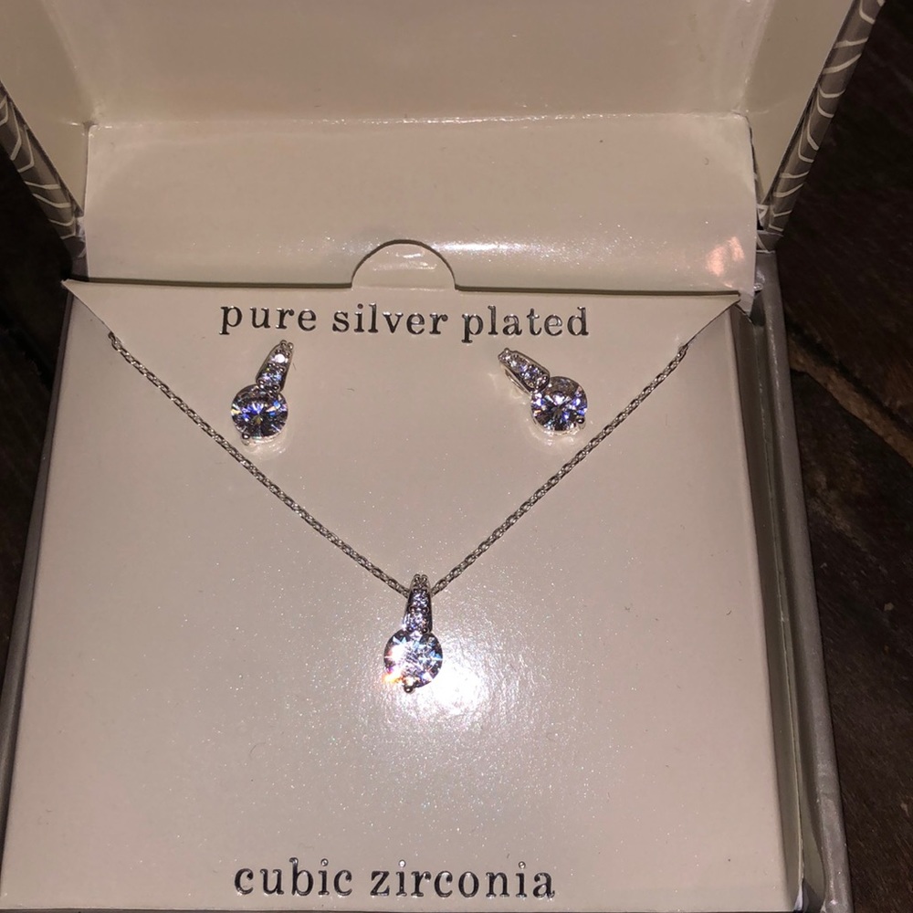 Earring and necklace set